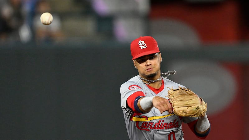 Cardinals 2B Winn leaves game against Phillies due to lower back spasms